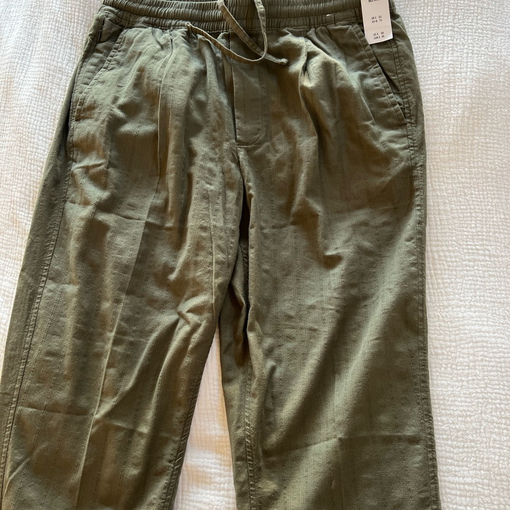 Fashionable relaxed pants, size medium but can fit large. Brand new with tag